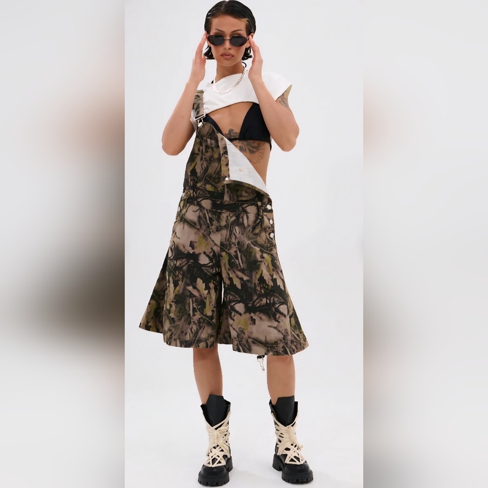 Sold Out AKIRA Carmine Oversized Camouflage Overalls Shorts Shortalls SZ LG - Picture 2 of 9